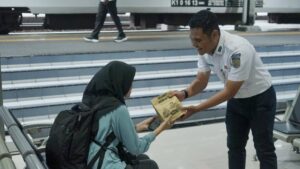 KAI-Bagikan-Takjil-Gratis-di-21-Stasiun-Selama-Ramadan-2