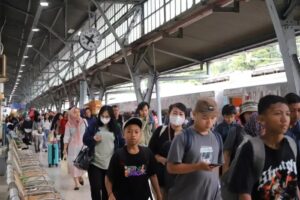 KAI-Stasiun-Penuh-Sesak-2