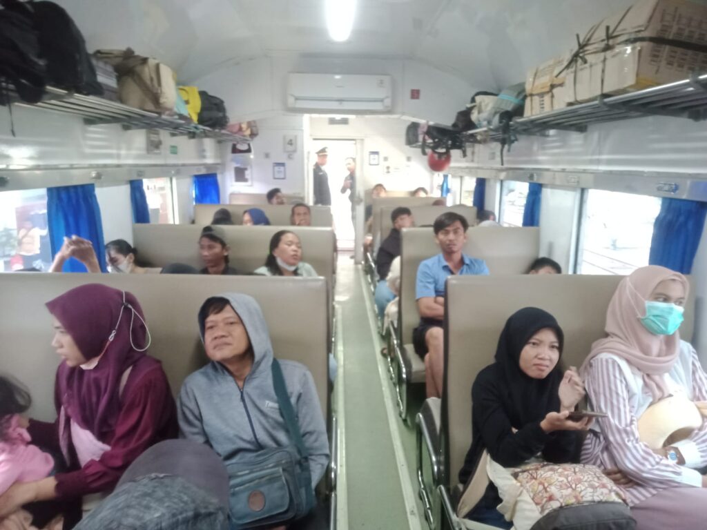 KAI-Animo-Masyarakat-Tinggi-1-12