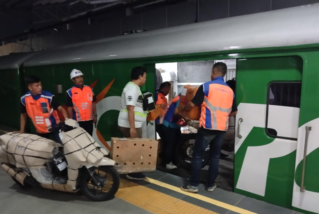 KAI-KA-Parcel-Daop-2-Bandung-1-2