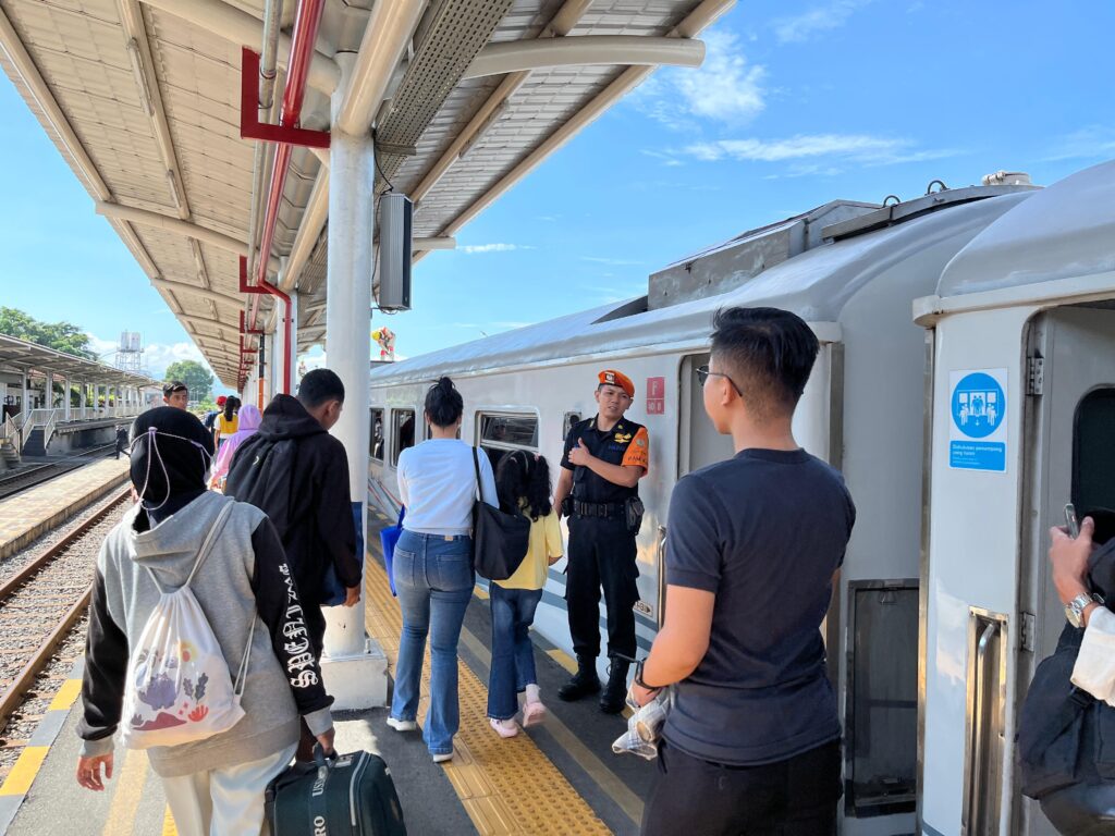 KAI-Kepadatan-di-Stasiun-Kutoarjo-3-1