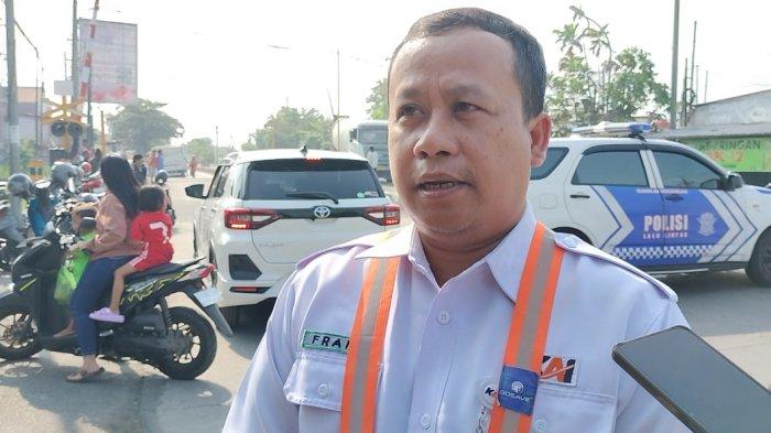 Manajer-Humas-PT-KAI-DAOP-4-Franoto-Wibowo-saat-menjelaskan-7