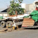 Truk-ditabrak-KA-di-Kaligawe-Semarang