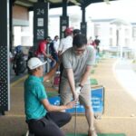 nasabah-milenial-bni-emerald-tengah-berlatih-driving-dalam-acara_220926190342-467-2